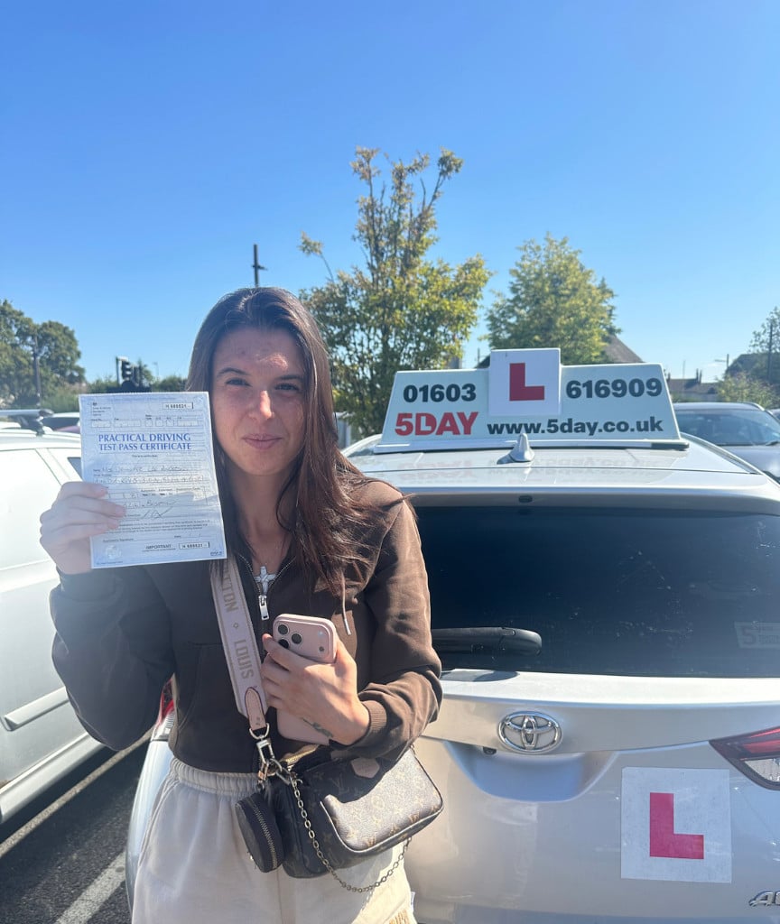 5Day Learner with Pass Cerificate - Brunette Woman