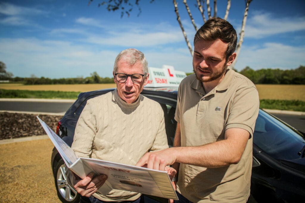 Driving instructor supporting learner